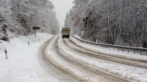 Stillstand auf Straßen nach Schneefällen in Hessen