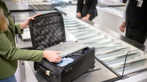 Fluggast droht mit Sprengstoff in Rumflasche