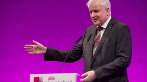 Seehofer scherzt beim Deutschen Beamtenbund