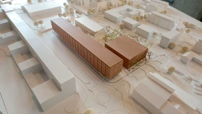 Holzfassade und verwunschener Garten