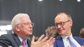 KKR holt Roland Koch als Berater