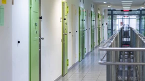 Sitzen in der EU zu viele Menschen in Untersuchungshaft?