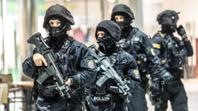 Nach Knallgeräusch: Polizei sucht vier Verdächtige