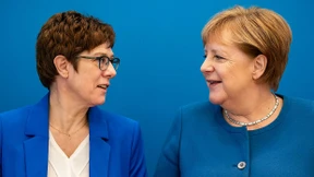Kramp-Karrenbauer bei vertraulichen Sitzungen im Kanzleramt