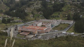 Gefängnisinsassen halten 57 Wärter und Polizisten als Geiseln