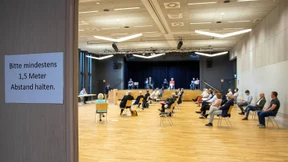 Erst setzen, dann die Maske ab