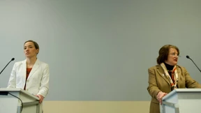 Schröder sagt schnellere Hilfe für Opfer sexuellen Missbrauchs zu 