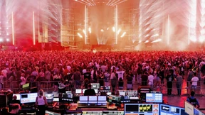 „Future Edition“ mit Glitzer im Gesicht