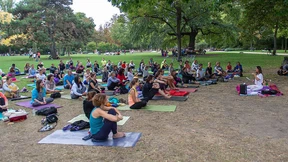 Sanfter Protest mit Sonnengruß