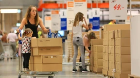 Ikea kauft Vermittler von Möbelaufbau-Helfern