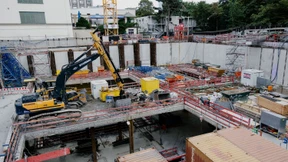 Hochhaus wächst über Frankfurts tiefster Baugrube