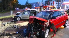 Junge nach illegalem Autorennen in Lebensgefahr