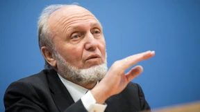 „Umverteilungspolitik zur Rettung von Zombiebanken“