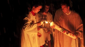 Auferstehung im Kerzenschein