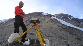 Satellit an Erde: Du bebst!