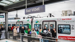 Großer Bahnhof in Bad Vilbel nach holpriger Start der S 6 auf eigenen Gleisen
