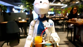 Menschen mit Behinderung steuern Roboter-Kellner