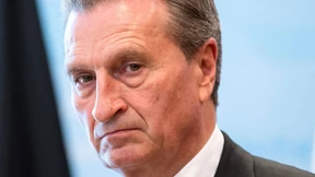 Oettinger will an Zeitumstellung festhalten