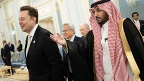 Treffen sich Trump, Musk, Altman und Huang in der Wüste