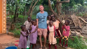 Sie rufen ihnen „Coronavirus“ nach