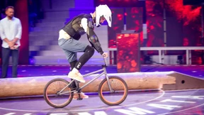 Joko Winterscheidt stürzt während einer TV-Show mit dem Fahrrad