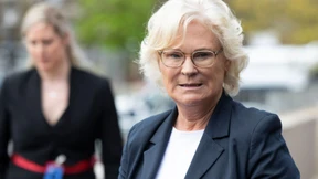 Lambrecht sagt Lieferung schwerer Waffen zu