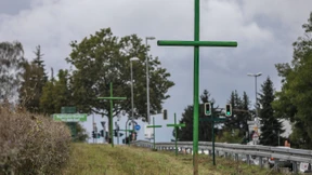 Stummer Protest am Feldrand