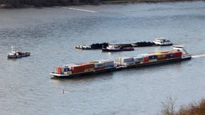 Tankschiff nahe Lorchhausen freigeschleppt