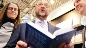 Vorsprung von Schulz auf Merkel schrumpft