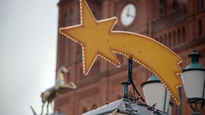 Dicht gedrängt um die Stände