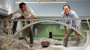 Große Füße und viele Zähne