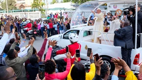 Mit Kalaschnikow und Feldhacke