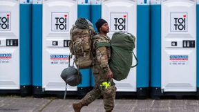 Friedensbewegte demonstrieren gegen abgebrochenes Militärmanöver