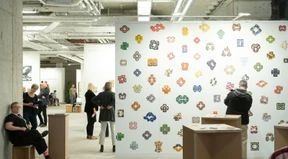 Blumen für Bilder und Sekt für Besucher