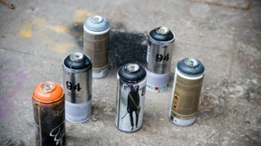 Sohn wird beim Sprayen erwischt, Vater greift Polizei an