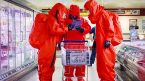 Im Schutzanzug in den Supermarkt