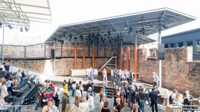 Beschützt Theater spielen unter 20 Tonnen Stahl