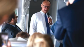 Mit Merz im Flieger nach Paris und Warschau – „Mörderischer Job“