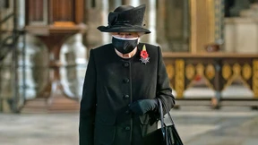 Die Queen trägt erstmals öffentlich Mundschutz