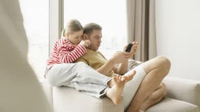 Sind daddelnde Mütter und Väter automatisch Rabeneltern?