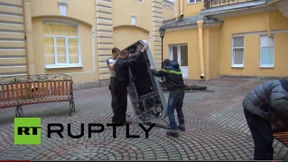 Russen reißen nach Cook-Outing iPhone-Statue ab