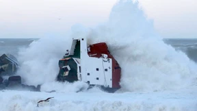 Spanischer Frachter zerbricht vor französischer Atlantikküste