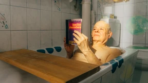 Herr Has effiliert seine Bücher