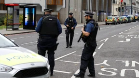 Auto fährt in London Fußgänger an