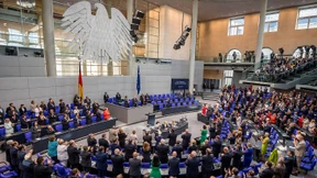 Große Schuhe und Fußstapfen