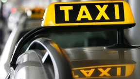 Rasender Taxifahrer mit Lichthupe provoziert Verkehrsunfall