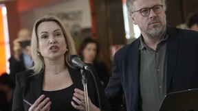 Kreml-Kritikerin Marina Owsjannikowa meldet sich aus Pariser Exil