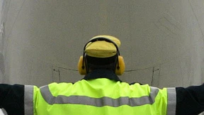 Blitz schlägt in Headset ein: Mitarbeiter schwer verletzt