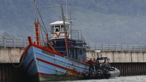 Flüchtlingsboot zurück auf hohe See geschleppt