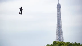 Mann fliegt über die Champs-Élysées